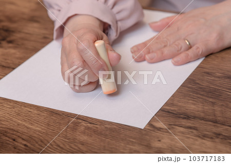 【判子を押す女性】 103717183