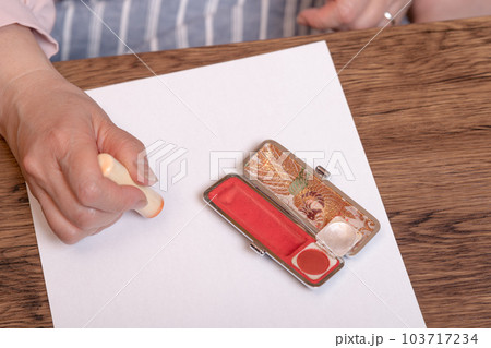 【判子を押す女性 ケース有り】 【判子を押す女性 ケース有り】 103717234