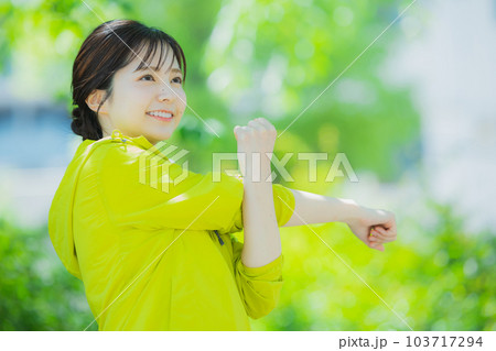 公園でストレッチをする女性 公園でストレッチをする女性 103717294