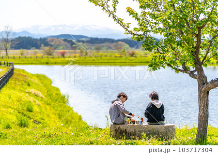 コーヒーブレイクをとるカップル　公園　湖 103717304