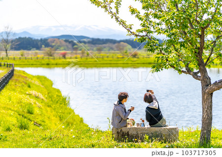 コーヒーブレイクをとるカップル　公園　湖 103717305