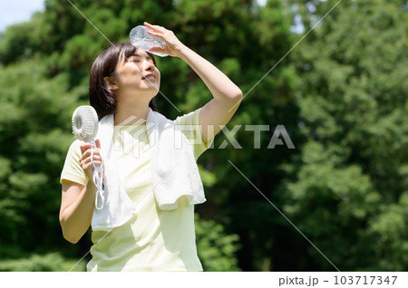 ペットボトルで冷やす女性 ペットボトルで冷やす女性 103717347