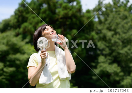 ペットボトルで冷やす女性 ペットボトルで冷やす女性 103717348