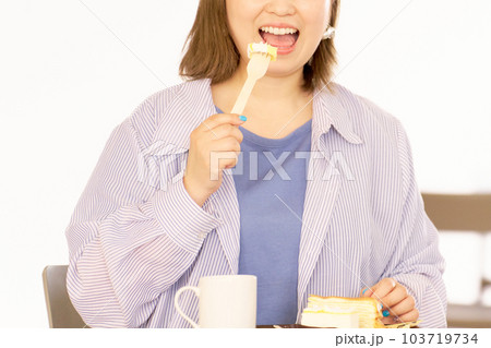 ケーキを食べる女性の手元 103719734