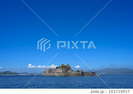 洋上から見た軍艦島(端島)と青い海と空(遠景) 洋上から見た軍艦島(端島)と青い海と空(遠景) 103719857