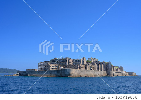 洋上から見た軍艦島（端島）と青い海と空（近景） 103719858