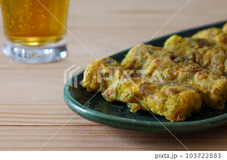 グリーンの皿にもったカレー風味の竹輪の磯辺揚げ グリーンの皿にもったカレー風味の竹輪の磯辺揚げ 103722883