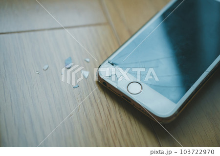 スマホを落として画面が割れた 103722970