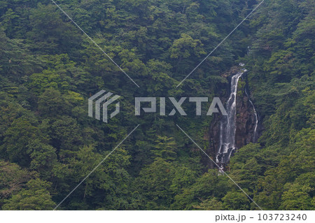宮城県/ 緑豊かな中を落水する夏の「三階の滝」（三階滝） 103723240