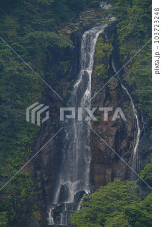 宮城県/ 緑豊かな中を落水する夏の「三階の滝」（三階滝） 103723248