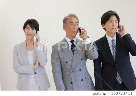 悩んだり喜んだり三者三様の電話する3人のビジネスパーソン_1 悩んだり喜んだり三者三様の電話する3人のビジネスパーソン_1 103723411
