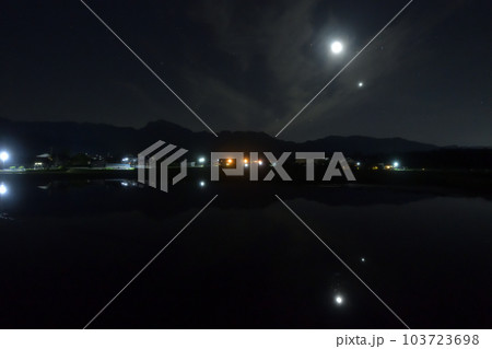 北杜市白州町、薄い雲のベールかかる宵の空に寄添う月と金星を映す水田 103723698