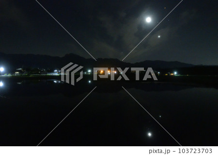 北杜市白州町、薄い雲のベールかかる宵の空に寄添う月と金星を映す水田 北杜市白州町、薄い雲のベールかかる宵の空に寄添う月と金星を映す水田 103723703