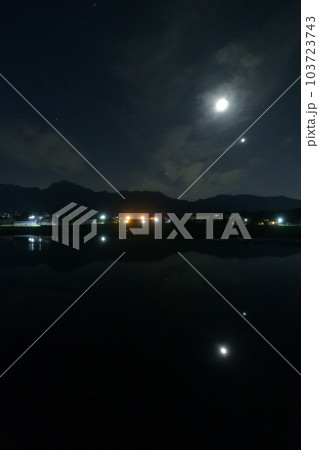 北杜市白州町、薄い雲のベールかかる宵の空に寄添う月と金星を映す水田 103723743