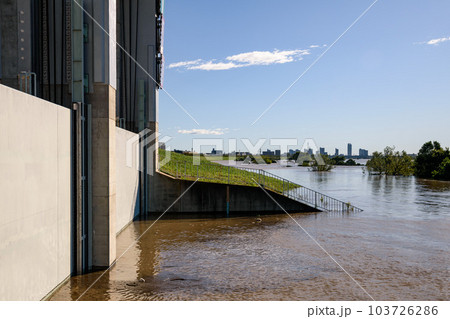 令和元年東日本台風・増水する荒川と笹目水門 103726286