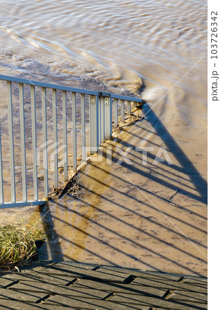 令和元年東日本台風・増水して濁った荒川の水と水没した道 103726342
