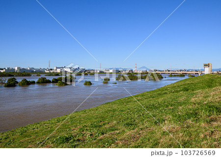 令和元年東日本台風・増水して氾濫寸前の荒川（埼玉県戸田市付近） 103726569
