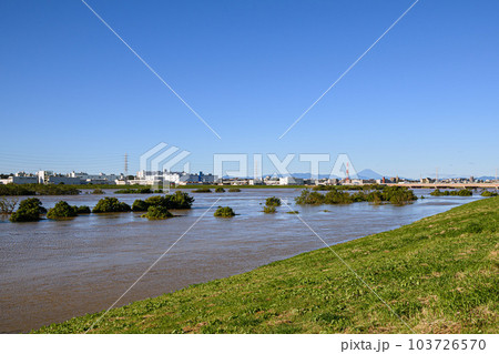 令和元年東日本台風・増水して氾濫寸前の荒川（埼玉県戸田市付近） 103726570