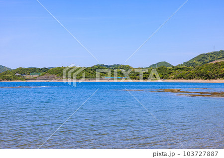 目津海岸と特急列車 和歌山県みなべ町 目津海岸と特急列車 和歌山県みなべ町 103727887