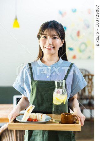 郊外のおしゃれなカフェで働く若い女性 103729067