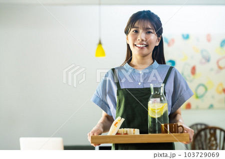 郊外のおしゃれなカフェで働く若い女性 郊外のおしゃれなカフェで働く若い女性 103729069