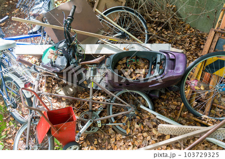 壊れて廃棄された自転車とバイク 壊れて廃棄された自転車とバイク 103729325