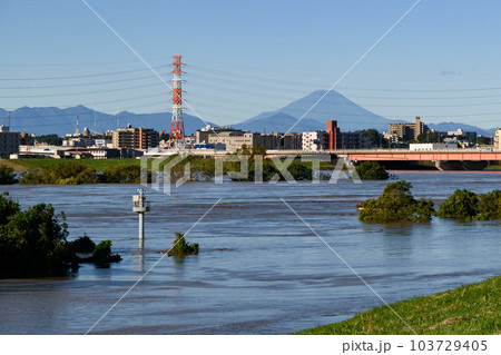 令和元年東日本台風・濁流で溢れる荒川と笹目橋 令和元年東日本台風・濁流で溢れる荒川と笹目橋 103729405