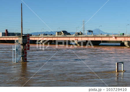令和元年東日本台風・濁流で溢れる荒川と笹目橋 103729410