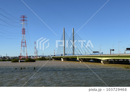 令和元年東日本台風・濁流で溢れる荒川と幸魂大橋 103729468