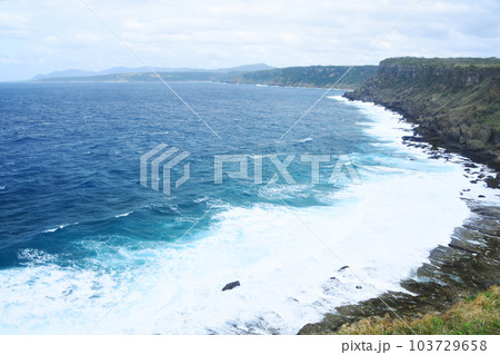 徳之島・犬田布岬から望む海と崖の絶景 徳之島・犬田布岬から望む海と崖の絶景 103729658