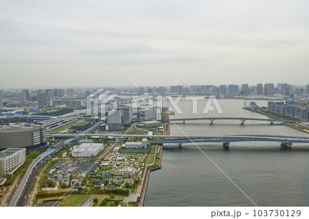 東京豊洲駅前の高層ビルからの景色 103730129
