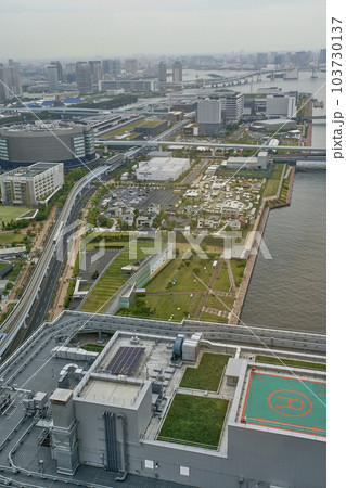東京豊洲駅前の高層ビルからの景色 東京豊洲駅前の高層ビルからの景色 103730137