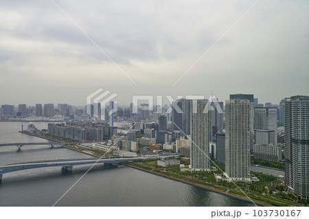 東京豊洲駅前の高層ビルからの景色 東京豊洲駅前の高層ビルからの景色 103730167