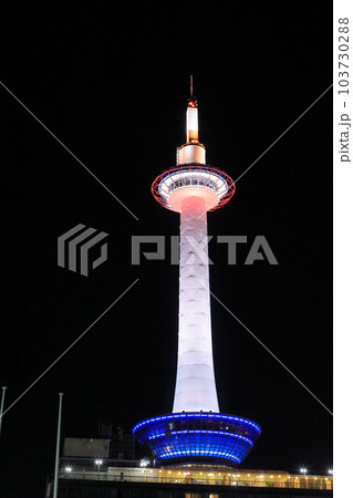 京都駅前広場からの京都タワーの夜景 京都駅前広場からの京都タワーの夜景 103730288