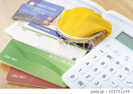 電卓と通帳 電卓と通帳 103731244