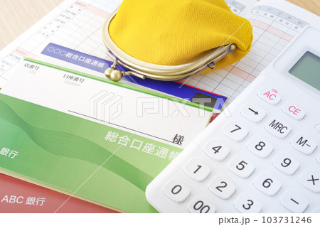 電卓と通帳 103731246