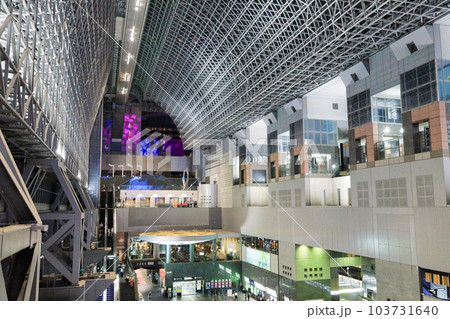 モダンなJR京都駅構内の風景 モダンなJR京都駅構内の風景 103731640