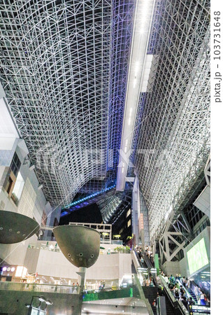 モダンなJR京都駅構内の風景 103731648