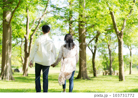 公園を散策する男女のポートレート 公園を散策する男女のポートレート 103731772