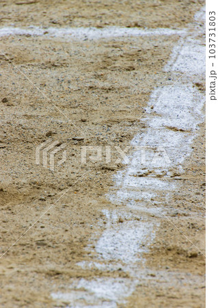 グラウンドの白線とスパイクの跡 グラウンドの白線とスパイクの跡 103731803