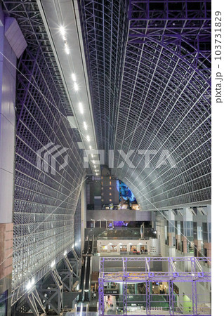 モダンなJR京都駅構内の風景 103731829
