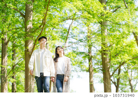 公園を散策する男女のポートレート 103731940