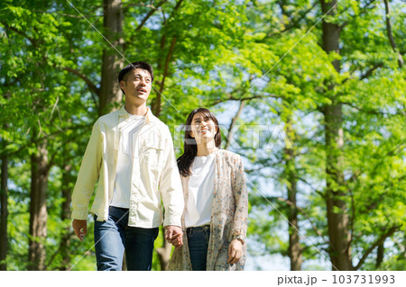 公園を散策する男女のポートレート 公園を散策する男女のポートレート 103731993