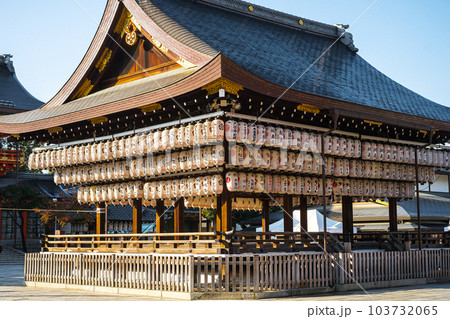 京都 八坂神社 朝の舞殿 103732065
