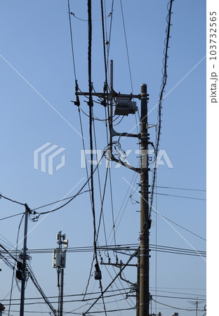 様々なケーブルや電線とそれらを支える電柱 103732565