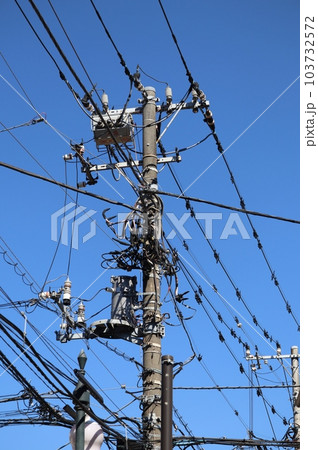 様々なケーブルや電線とそれらを支える電柱 様々なケーブルや電線とそれらを支える電柱 103732572
