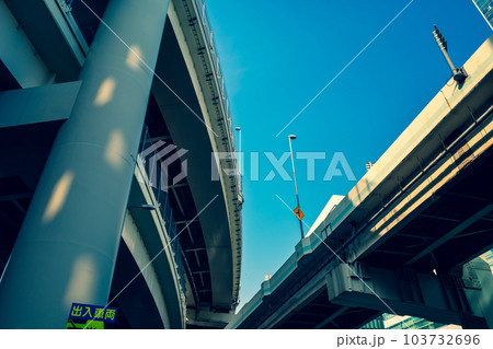 横浜 首都高速金港ジャンクション 分岐と合流 2023.05　a-4 暖色寒色強調 103732696