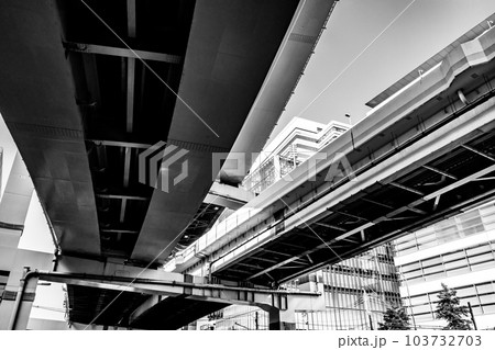 横浜 首都高速金港ジャンクション 分岐と合流 2023.05 b-5 モノクロ 横浜 首都高速金港ジャンクション 分岐と合流 2023.05 b-5 モノクロ 103732703