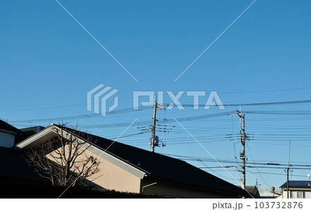 様々なケーブルや電線とそれらを支える電柱 103732876