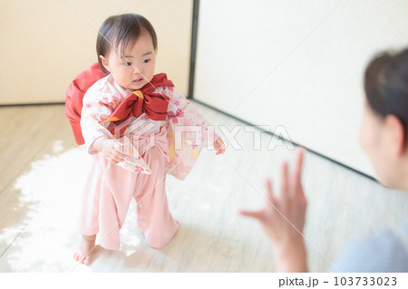 一升餅を背負う赤ちゃん　歩く 103733023